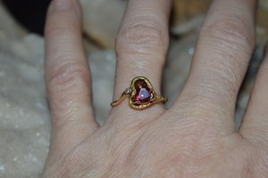 LADIES-1OKT-GARNET-HEART-SHAPE-DIAMOND-NUGGET-RING-SIZE-7-3-2-GRAMS