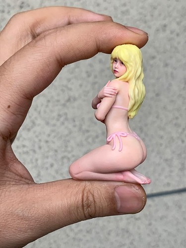 1:18 Yellow Hair Girl Miniature Figurine Resin Diorama Doll Toy Anime Scene Prop - Picture 7 of 8