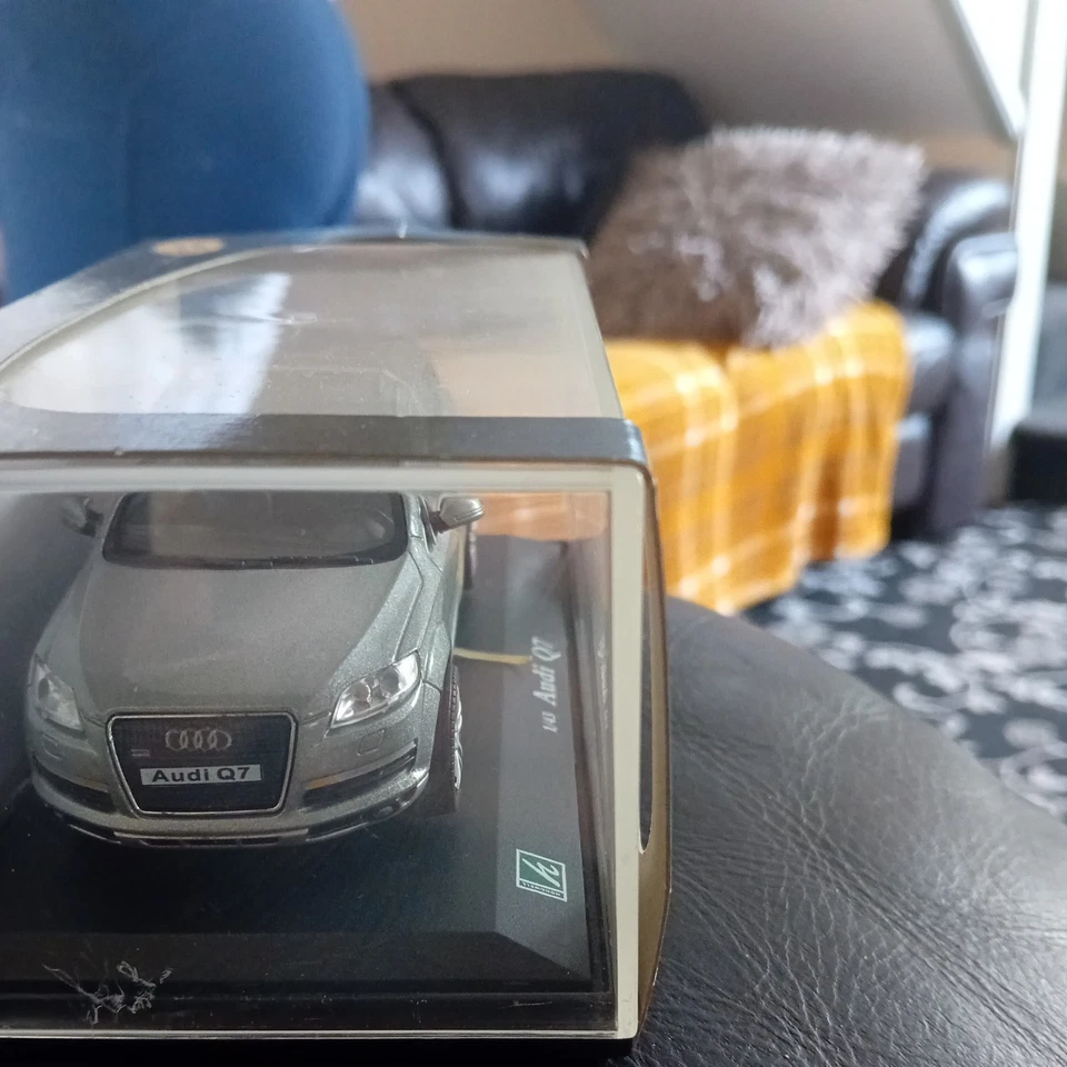 Audi Q7 en moldura plateada escala 1-43 en caja Foto 2 de 4