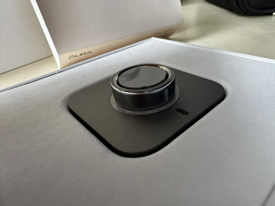 Oura Ring Gen 4 Size 9 Silver - Excellent Condition - Boxed with Charger - Image 3 of 3