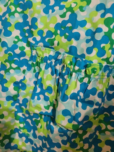 NWT - WHITE CROSS BRAND SCRUB TOP W/BLUE & LIME GREEN PUZZLE PRINT IN SZ - XS - Picture 3 of 5