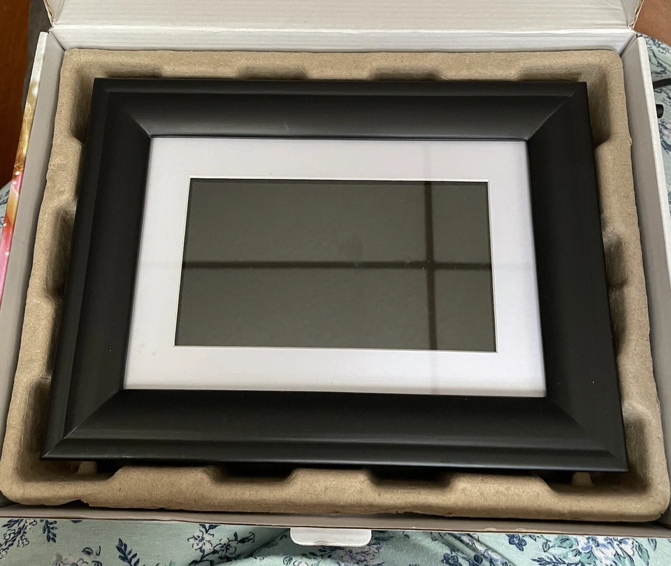 🌍 Polariod 7" Digital Picture Frame PDF-750W New In Box Wood Frame And Mat - Image 3 of 3