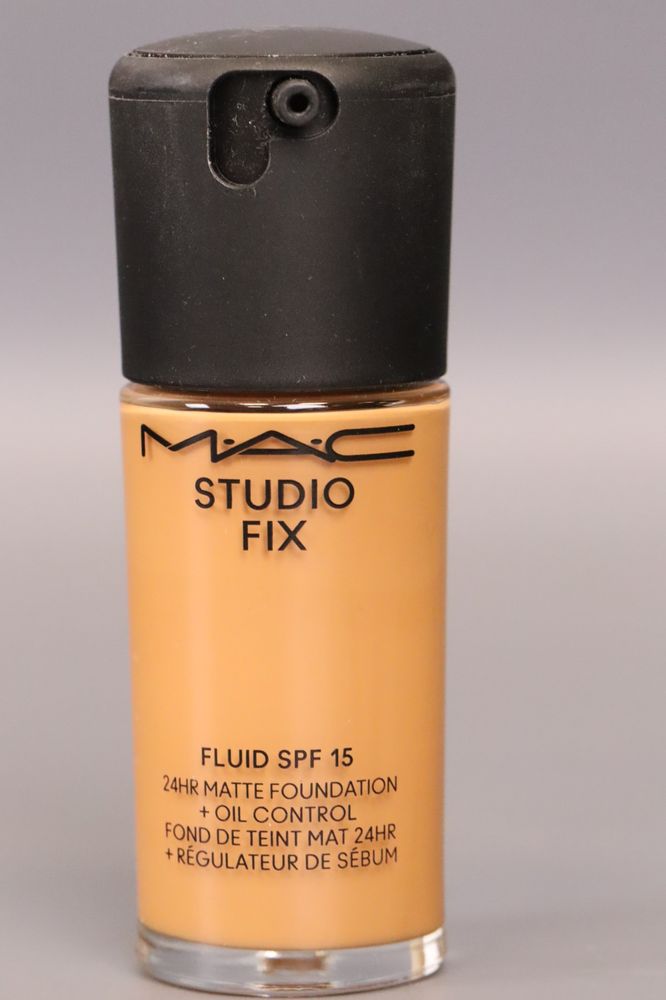MAC Studio Fix Fluid SPF 15 Matte Foundation with 24H Oil Control - NC45