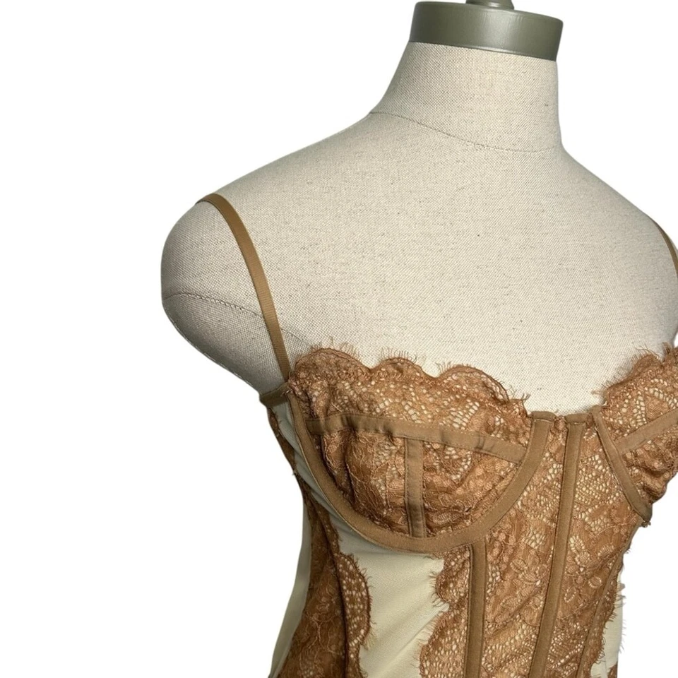 Corsé Amor Moderno Urban Out From Under en Tostado Neutro Talla Grande Foto 4 de 4