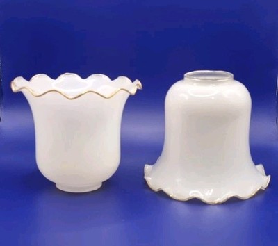 Glas Lattenschirm Paar weiß mit gold vergoldetem Rand gewellter Rand Vintage