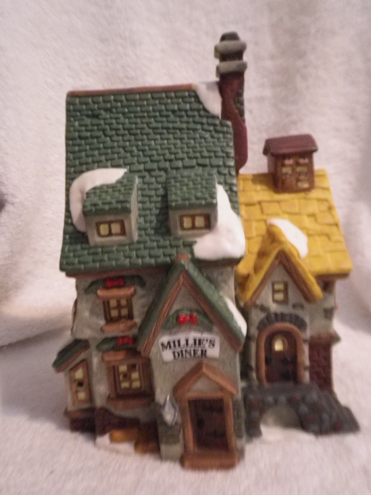 Holiday Time Christmas Village Millie's Diner In Box Lighted Porcelain P6055