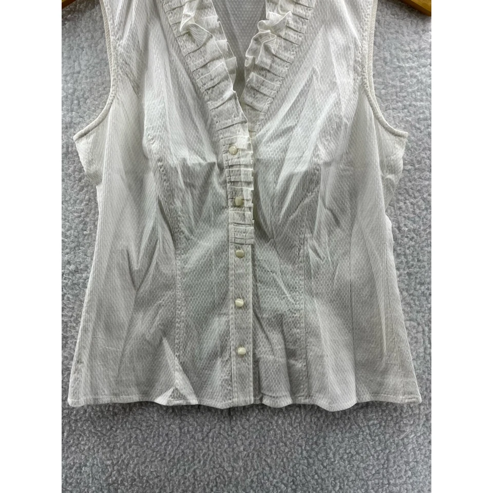 Camisa Etcetera Mujer Botón Frontal Blanca Texturizada Sin Mangas Cuello en V Elastizada 4 Foto 4 de 4