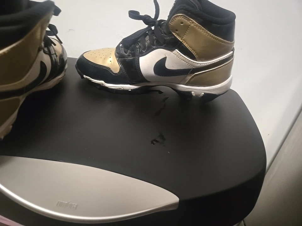 Jordan 1 Youth 足球/棒球钉鞋,金色和黑色 — 第 2/4 张图片