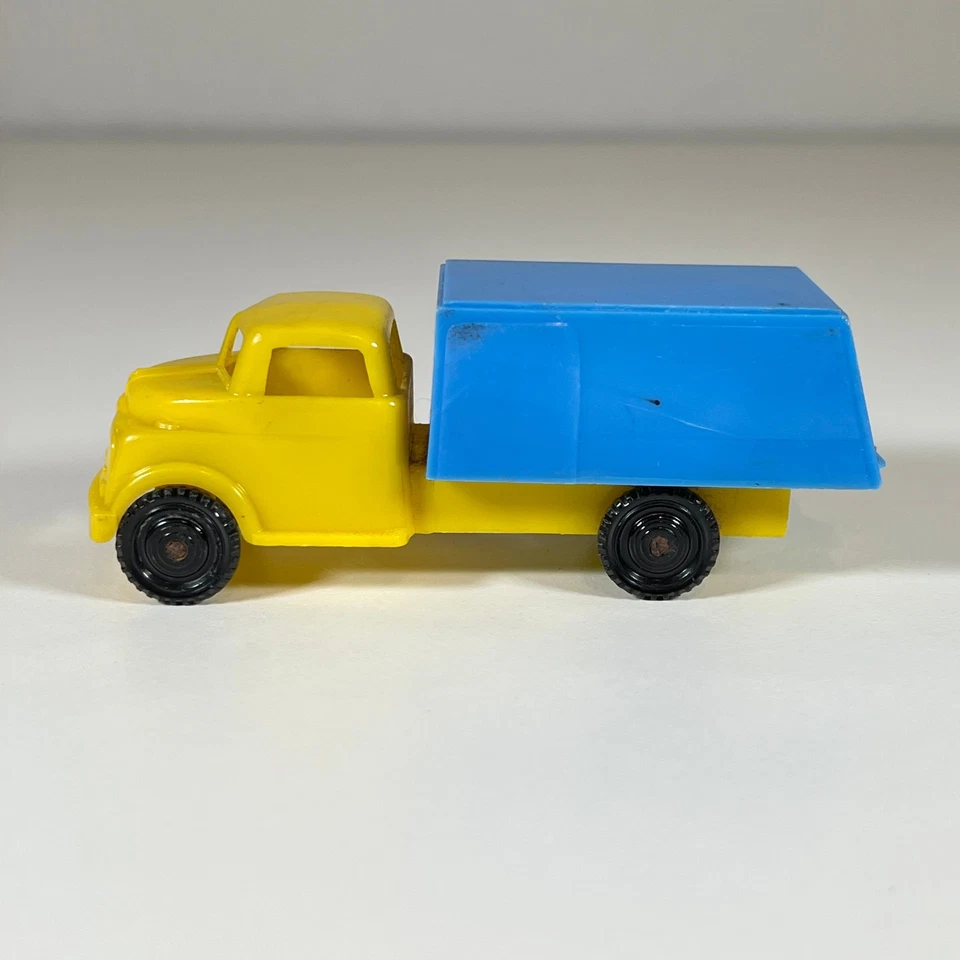 Винтажный игрушечный самосвал 1950-х Pyro пластик желтый 4 дюйма сделано в США - Изображение 2 из 4