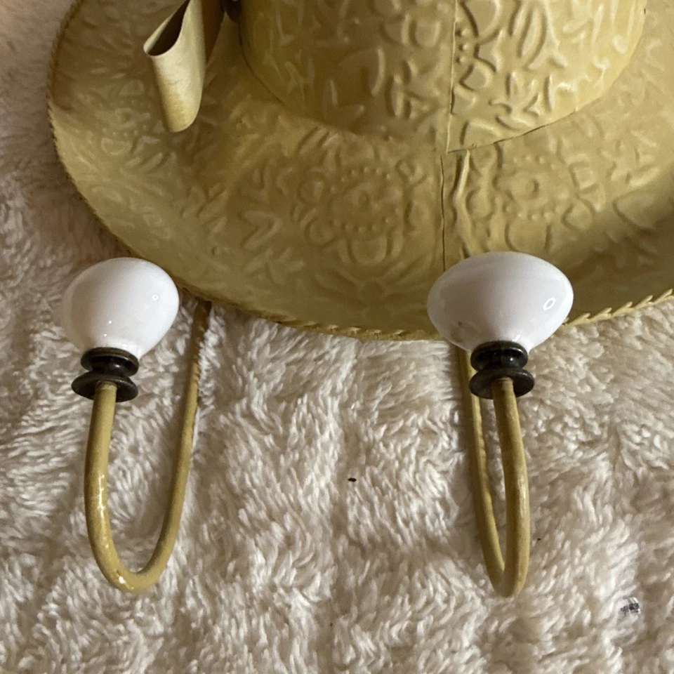 Металлический настенный ковбой шляпа крюк с gld/желтая отделка и белые керамические ручки - Изображение 3 из 4