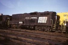 Locomotora diésel Penn Central 3830 escena de patio con carro de carga PA 35 mm extensión 699]