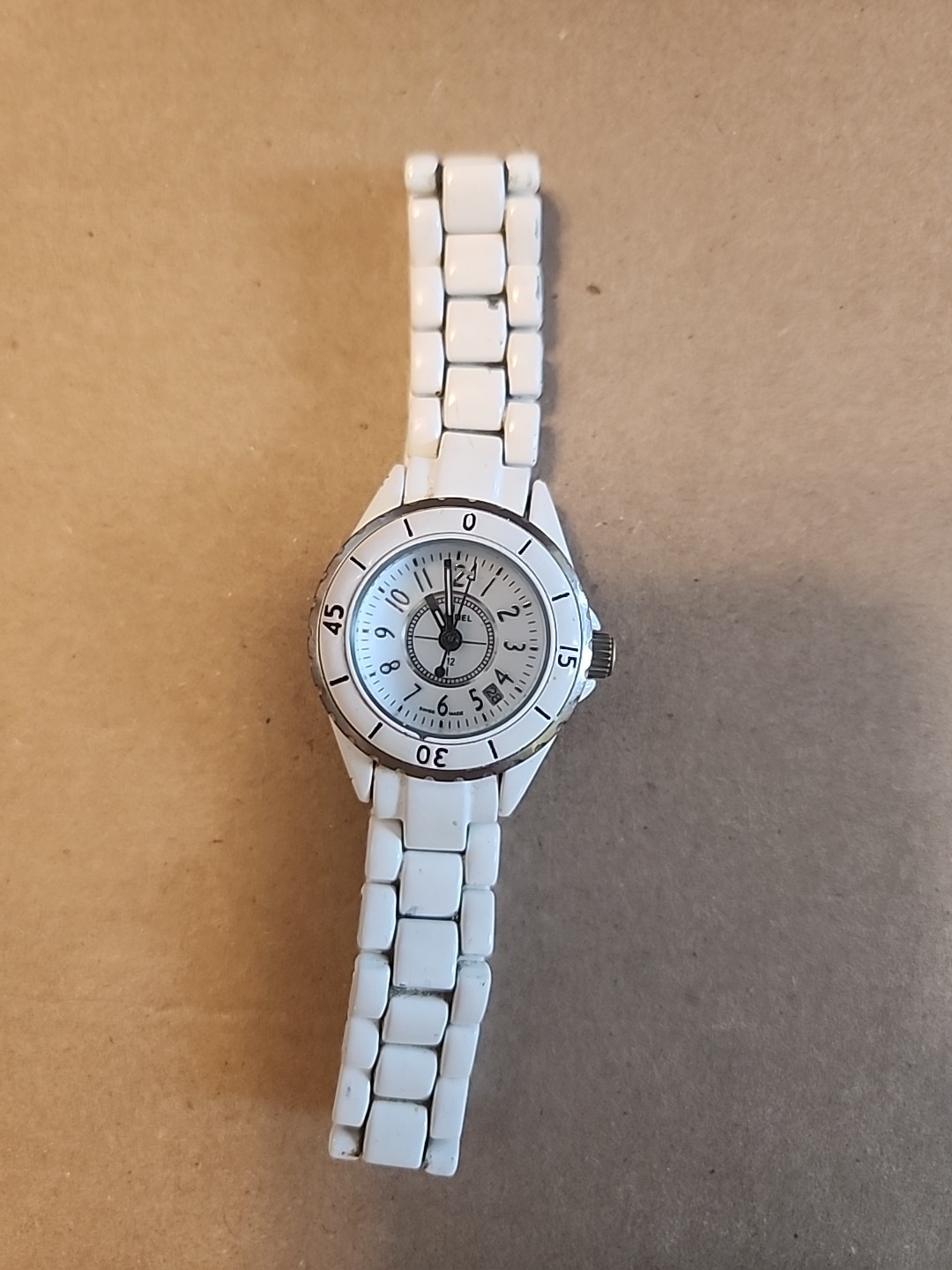 Authentic Chanel Watch Swiss Made Quartz ZG58096 Etanxhe 200m White Authentic