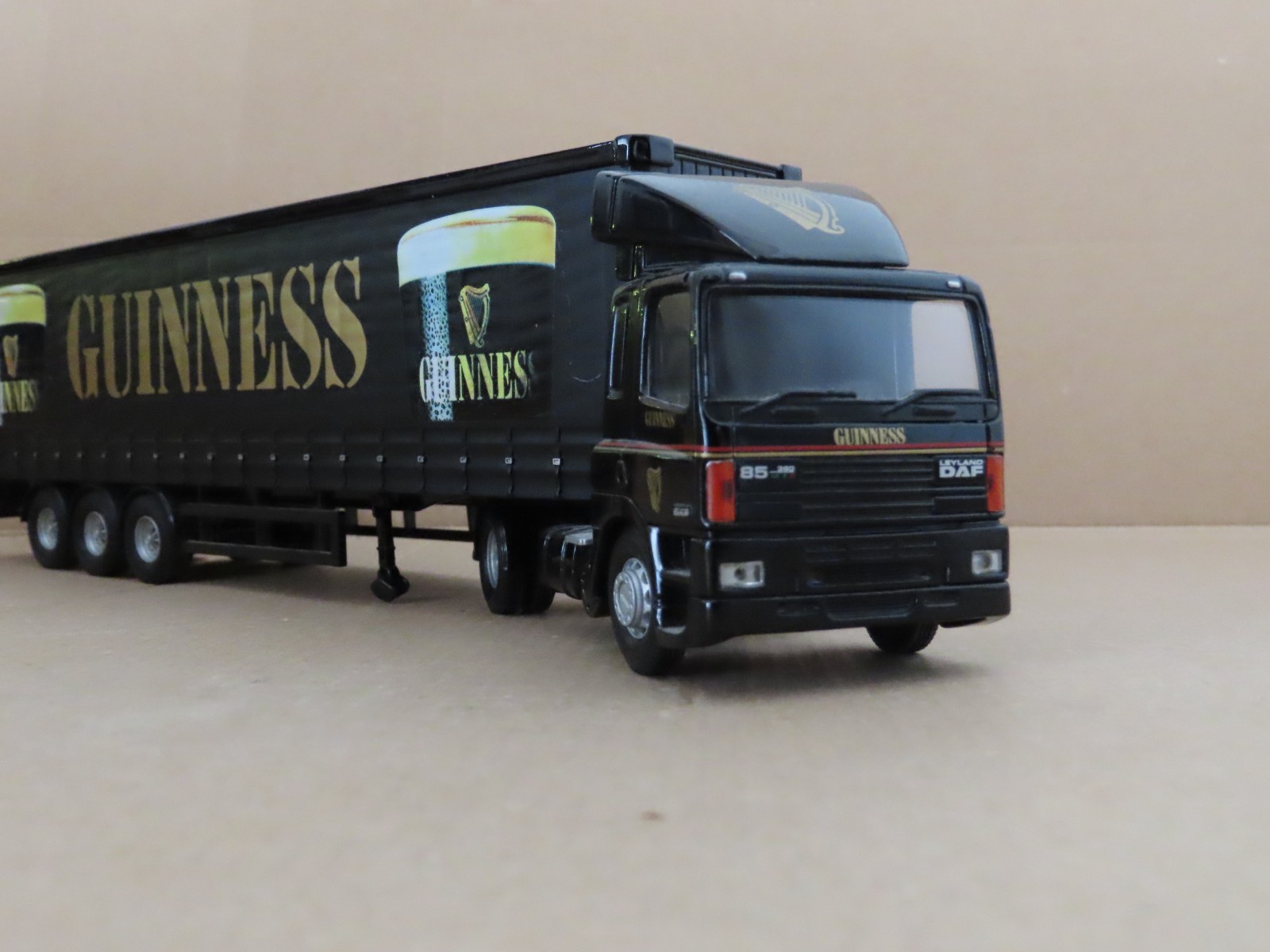 Corgi 75407 Guinness leyland daf curtainside 1/50 scale