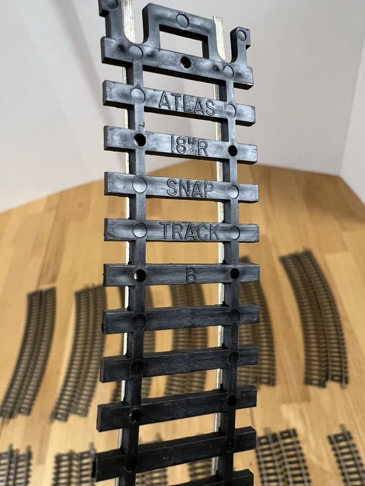 26 PIECES ATLAS HO code 100 track 18" CURVED RADIUS VINTAGE SECTIONAL TRACK - Image 2 of 2
