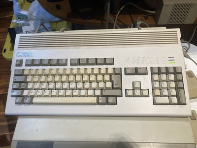 Commodore Amiga A1200 Computer w/mouse & power supply