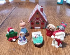 Mini Gingerbread House w/7 Holiday Figures
