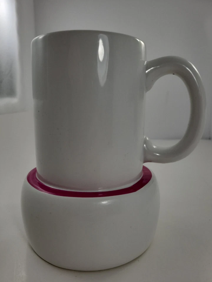 Taza de café Coffee And A Donut Hole Donut Hole in Big Mouth Inc. blanca/rosa, 16 oz Foto 3 de 4