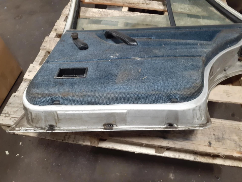 Used Rear Right Door Assembly Rear Side fits: 1987 Volkswagen Jetta manual Rear - Изображение 2 из 4