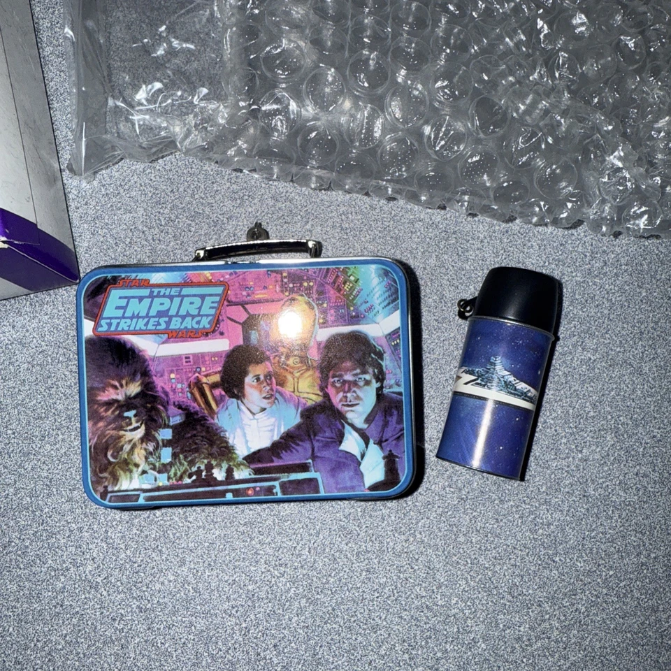 2001 Star Wars Hallmark Keepsake Empire Strikes Back Lancheira e Conjunto Térmico - Imagem 2 de 4