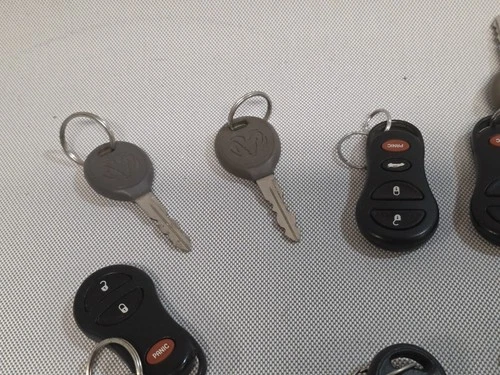 Lot OEM Dodge Chrysler Key Fobs Remotes & Cut Keys Untested Parts Repair image 4