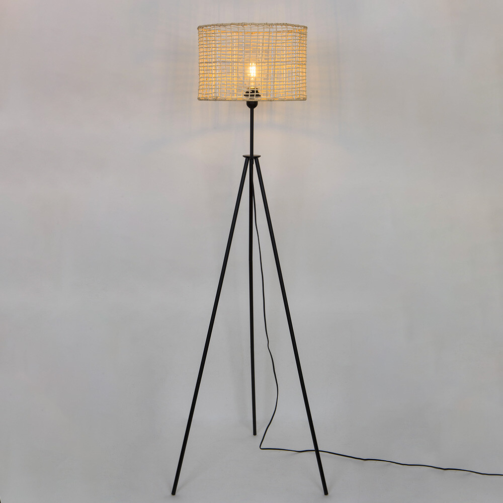 Lampadaire design Bora de 150cm mêlant le métal noir mat et le rotin tissé
