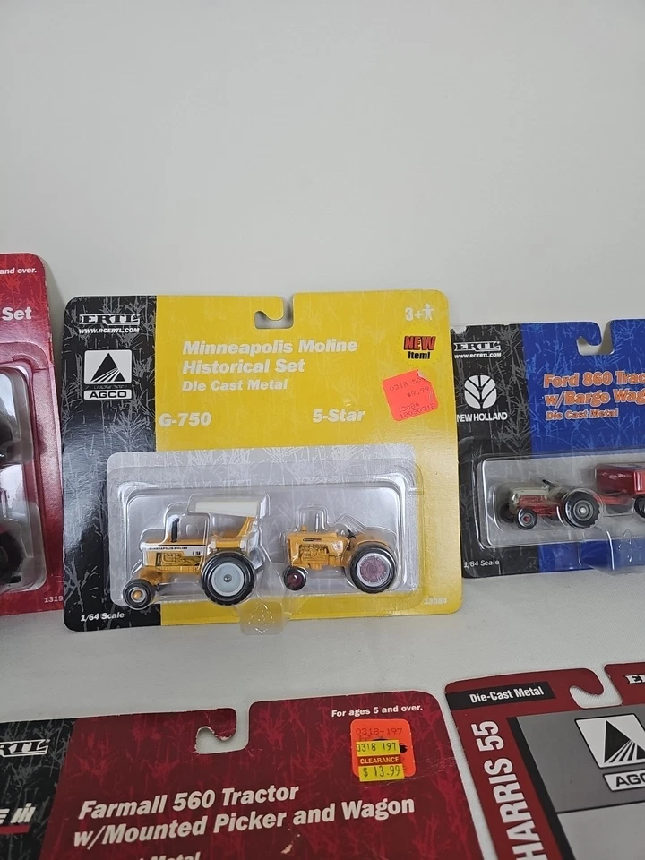 VINTAGE LOT OF 8 ERTL Tractors, FARMALL - Image 4 of 4