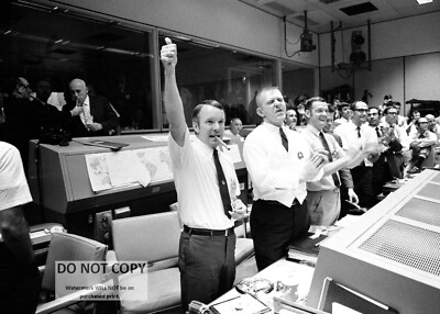 *5X7* NASA PHOTO  MISSION CONTROL CELEBRATES AFTER APOLLO 13 SPLASHDOWN (EP-239)