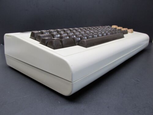 Commodore VIC 20 Computer mit Netzteil, schaltet ein / schaltet ein - Bild 3 von 14