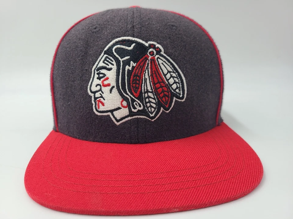 Gorra con cierre a presión autografiada autografiada de los Chicago Blackhawks para jóvenes Foto 2 de 4