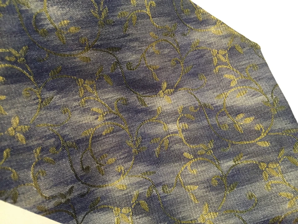 Corbata de seda Bugatchi Uomo Italia, 4" X 59", gris con patrón silenciado dorado Foto 2 de 4