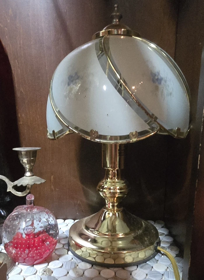 Lámpara táctil vintage con acabado de latón con pantalla de cristal esmerilado azul floral. Foto 2 de 4