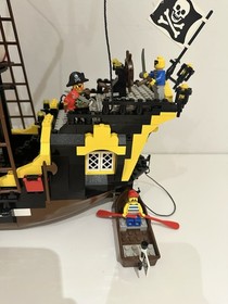 LEGO Pirates 6285 Black Seas Barracuda Dark Shark 100% complete set