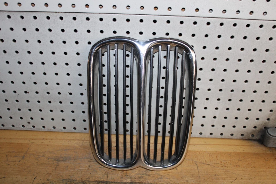 Parrilla central delantera acanalada 10 listones BMW E3 E9 2800 3.0CS 3.0CSi Bavaria Foto 2 de 4