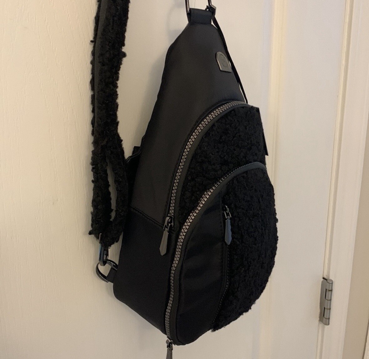 NWT House of Harlow 1960 Sherpa & Nylon Sling Bag Purse In 