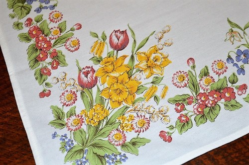 SPRING GARDEN RAINBOW OF DAFFODILS & TULIPS! VTG GERMAN PRINT TABLECLOTH - Picture 3 of 12