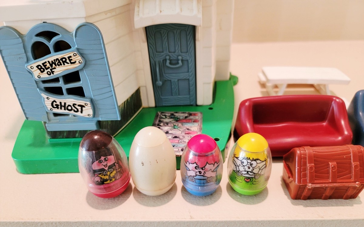Vintage 1976 Hasbro Weebles Haunted House Lot w Figures