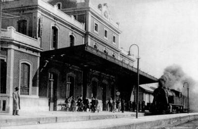 Personenzug fährt in den Bahnhof EL MASNOU (Barcelona) ein AK aus Spanien