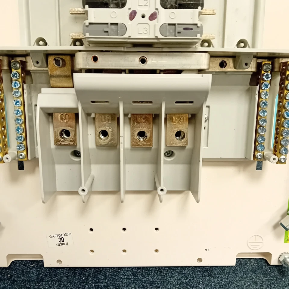 Merlin Gerin MGBN12E 3 phase - 12 way   Pan Assembly - 250 amp rated Bus Bars. - Image 3 of 4