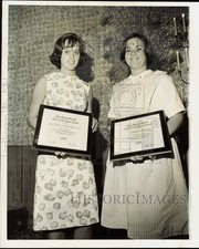 1965 Press Photo Susan Smith and Marilyn Miller display their awards in Miami