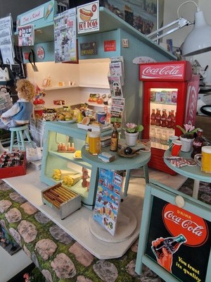 Traumhaft Schöner Kiosk mit Viel Zubehör 1:12 Mit Beleuchtung Coca Cola Automat