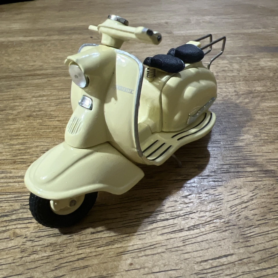 Xonex Cleve Oh Lambretta Scooter Cream Vespa Die Cast Pedal Vehicle Miniature - Image 2 of 4