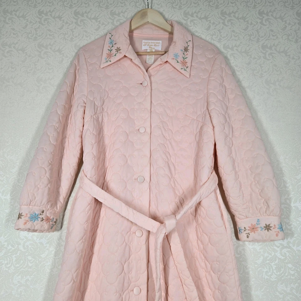 Bata Acolchada De Colección Sears At Home Wear Talla 16* Melocotón Bordado Cinturón Cottagecore Foto 3 de 4