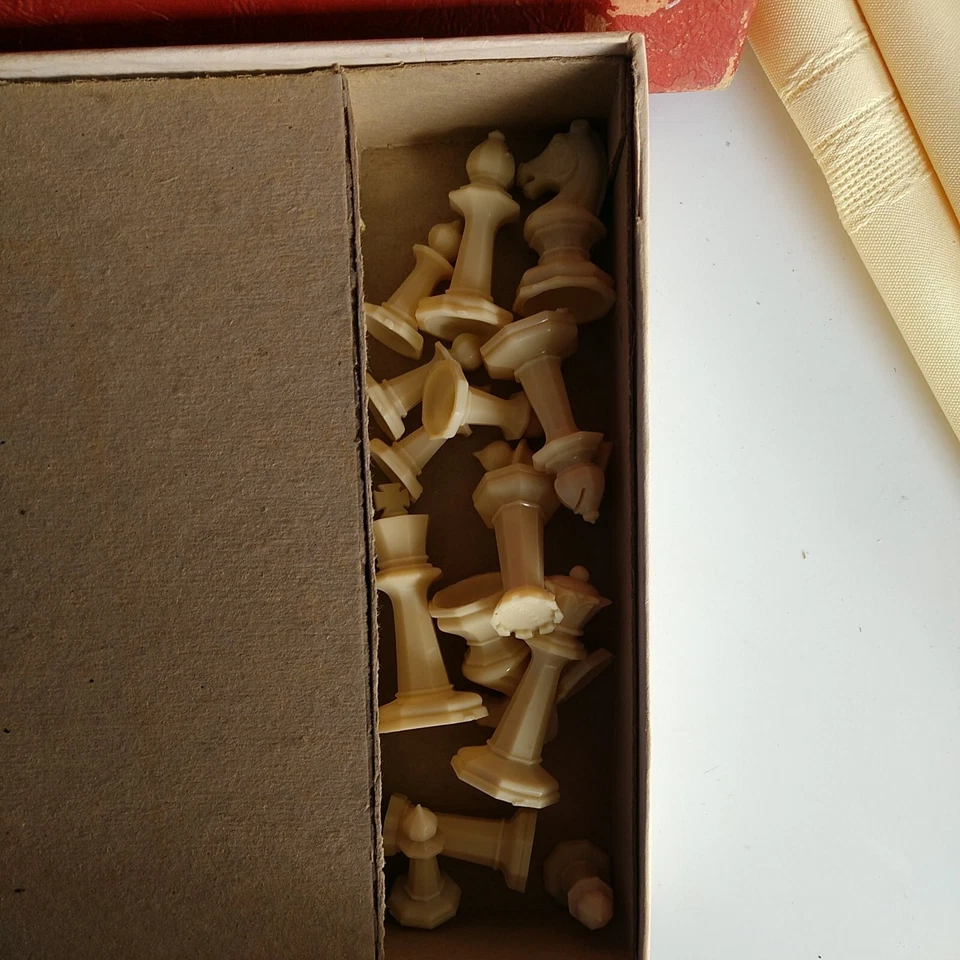 VTG  RED WHITE CHESS SET  SELCHOW RIGHTER NYC NEW YORK MID CENTURY 1960s 50s NY - Image 4 of 4