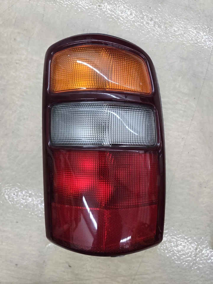 Juego de luces traseras Chevy GM OEM 2000-2006 Yukon Tahoe Suburban (16525375 y 16525376) Foto 2 de 4