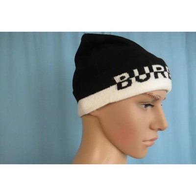 NWT BURBERRY CORE BLACK WHITE CASHMERE LETTERING LOGO BEANIE HAT
