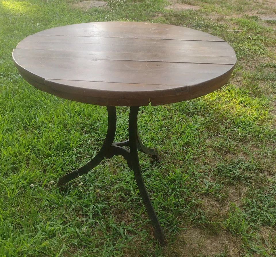 Antigua Mesa Industrial de Hierro Base Tri-Pod Redonda Tapa de Madera Antigua Mesa de Taberna Foto 3 de 4