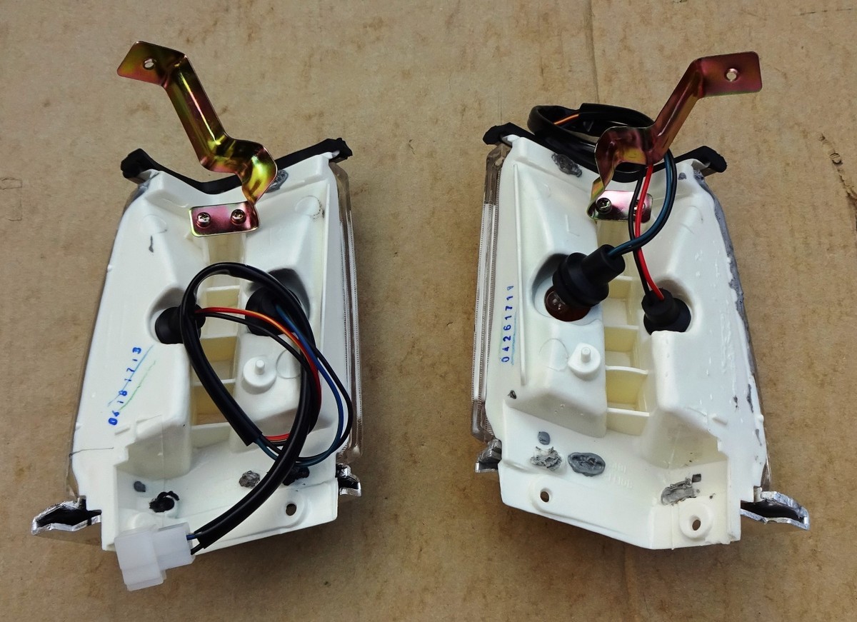 MITSUBISHI LANCER A171 1980 84 PAIR FRONT CORNER LIGHTS LEFT
