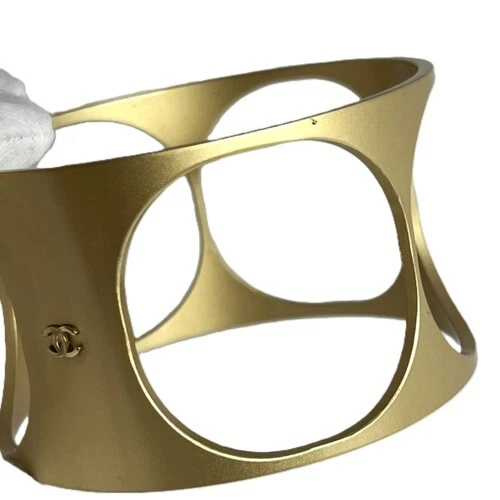CHANEL Bracciale Bracciale Largo Ritagli Rotondi Logo CC Placcato Oro Opaco 01C Autentico