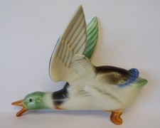 VINTAGE POOLE POTTERY FLYING MALLARD DUCK WALL PLAQUE 18 CM LONG.