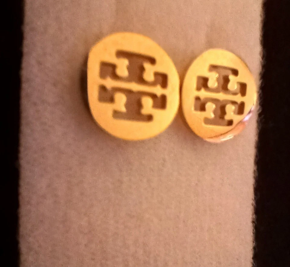 Brincos Tory Burch duplo logotipo T tom dourado - Imagem 2 de 4